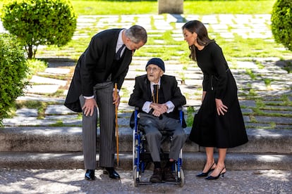 Los reyes Felipe y Letizia junto al escritor Álvaro Pombo (c), Premio Cervantes 2024, tras la ceremonia de entrega del galardón, el 23 de abril de 2025.
