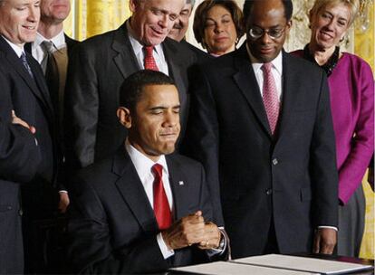 Barack Obama en el momento de firmar la orden ejecutiva que oficializa la creación del Consejo asesor para la recuperación económica
