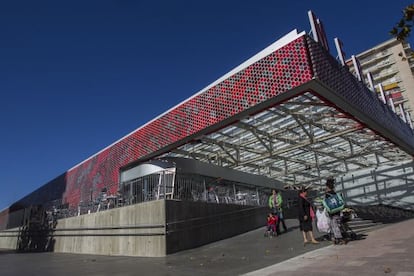 El Mercat de la Guineueta, al passeig de Valldaura de Barcelona, amb el nou embolcall de colors.