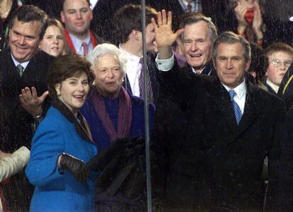 El político republicano se alzó con el poder tras una reñida elección (271 votos electorales por los 266 del demócrata Al Gore). El primer mandato de Bush hijo estuvo marcado por el atentado de las Torres Gemelas de Nueva York en 2001 y la posterior invasión de Iraq por parte de las tropas estadounidenses dos años más tarde.