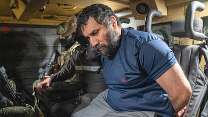 El narcotraficante José Adolfo Macías Villamar, alias 'Fito', durante su llegada a la base aérea de Guayaquil el 25 de junio de 2025.