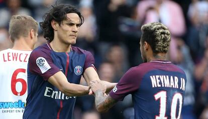 Cavani felicita Neymar tras su gol al Burdeos.