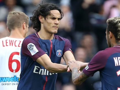 Cavani felicita Neymar tras su gol al Burdeos.