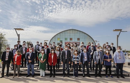 Pedro Sánchez con los presidentes autonómicos del PSOE y otros dirigentes socialistas en el Congreso Federal del pasado octubre en Valencia.