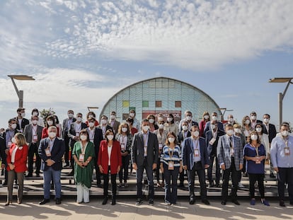 Pedro Sánchez con los presidentes autonómicos del PSOE y otros dirigentes socialistas en el Congreso Federal del pasado octubre en Valencia.