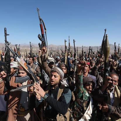 -FOTODELDÍA- EA2543. SANA'A (YEMEN), 24/12/2024.- Hombres armados gritan consignas y levantan sus armas durante una manifestación anti-estadounidense y anti-israelí, movilizando más combatientes hutíes este martes, en Saná (Yemen). Los hutíes de Yemen han estado reclutando más combatientes como parte de una campaña de movilización en medio de altas tensiones con Estados Unidos e Israel. Los hutíes han prometido continuar con los ataques con misiles y drones contra Israel y las rutas marítimas en los mares alrededor de Yemen, con el objetivo de poner fin al bombardeo israelí de la Franja de Gaza, y en respuesta a los ataques de represalia liderados por Estados Unidos e Israel contra Yemen, dijo el portavoz militar de los hutíes, Yahya Sarea, en un comunicado. EFE/ EPA/ Yahya Arhab
