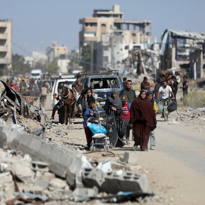 Displaced Palestinians ordered by the Israeli military to evacuate the northern part of Gaza flee amid an Israeli military operation, in Jabalia in the northern Gaza Strip, October 22, 2024. REUTERS/Dawoud Abu Alkas REFILE - QUALITY REPEAT