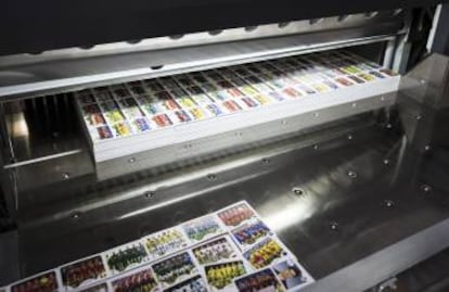 Máquinas de Panini con la impresión de los cromos del Mundial.