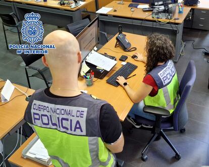 Dos agentes de la Policía Nacional de Alicante.