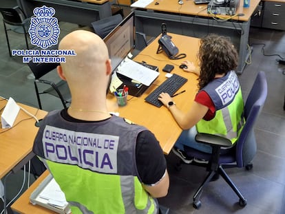 Dos agentes de la Policía Nacional de Alicante.
