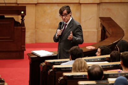 El presidente de la Generalitat, Salvador Illa , responde a una pregunta en el Parlament que celebra la primera jornada de un pleno ordinario de dos días, que se inicia con la sesión de control al Govern.EFE/ Quique García