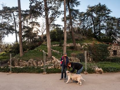 DVD 1090 (19/01/22) Parque del Retiro. Madrid.
Dos mujeres junto a su perro frente a la duna artificial que se encuentra vallada e inutilizada desde hace veinte años.
David Expósito