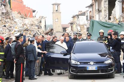 El Papa Francisco visita la "zona cero" del terremoto en Amatrice.