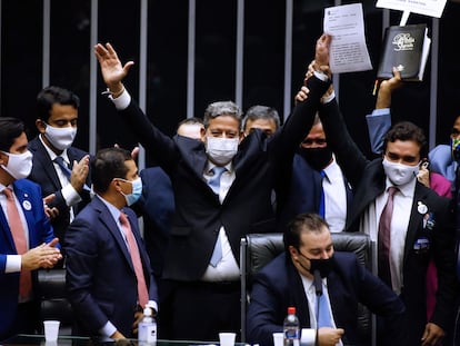 Deputado Arthur Lira (PP-AL) celebra vitória para presidência da Câmara, anunciada pelo antecessor Rodrigo Maia (DEM-RJ), na segunda.