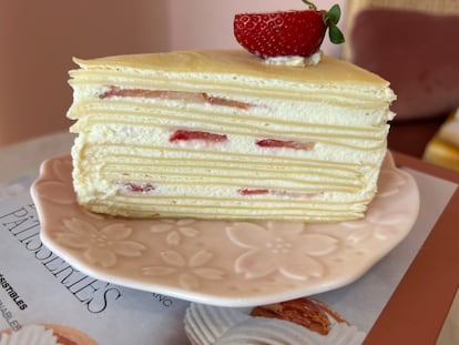 'Mille crêp' de fresas y ganache de chocolate blanco.