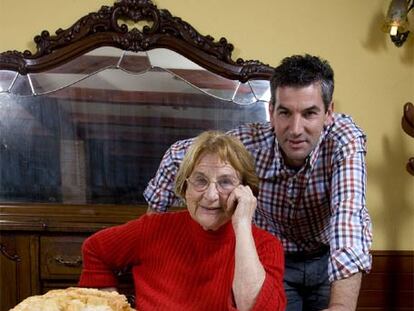 Emilia Abella y su hijo Alfredo muestran los platos que sirven en su restaurante de Cecebre.