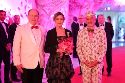 Monaco (Principality Of Monaco), 08/07/2022.- Caroline of Hanover (C), Prince Albert II of Monaco (L), Christian Louboutin (R), pose during the 'Bal de la Rose' (Rose Ball), in Monaco, on 08 July 2022. The Rose Ball is a traditional annual charity event in the Principality of Monaco. (Baile de la Rosa) EFE/EPA/VALERY HACHE / POOL MAXPPP OUT
