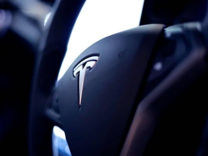 Logo de Tesla en volante EV