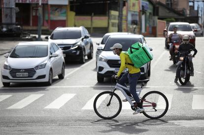 Entregador de aplicativo trafega em Manaus.