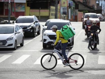 Entregador de aplicativo trafega em Manaus.