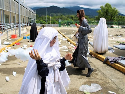 Integrantes de la secta judía Lev Tahor protestan en la estación migratoria donde se encontraban recluidos en el Estado de Chiapas.