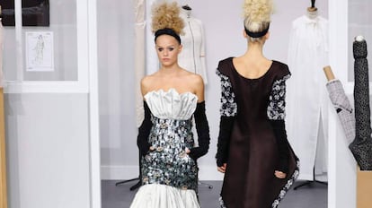 Dos modelos durante el desfile de Chanel en París.