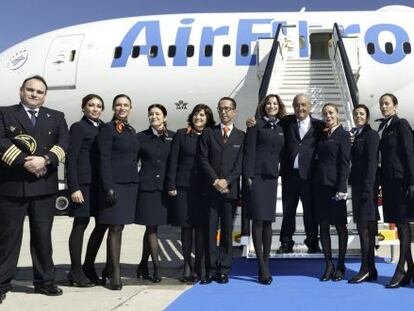 El presidente de Globalia, Juan Jos&eacute; Hidalgo, con la tripulaci&oacute;n del nuevo 787 Dreamliner de Air Europa