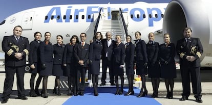 El presidente de Globalia, Juan José Hidalgo, con la tripulación del nuevo 787 Dreamliner de Air Europa