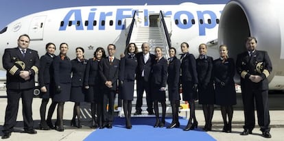 El presidente de Globalia, Juan Jos&eacute; Hidalgo, con la tripulaci&oacute;n del nuevo 787 Dreamliner de Air Europa