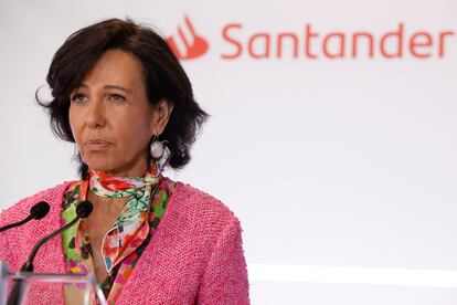 La presidenta del Banco Santander, Ana Botín, anuncia los resultados de la entidad en su sede en Boadilla del Monte (Madrid), este miércoles.