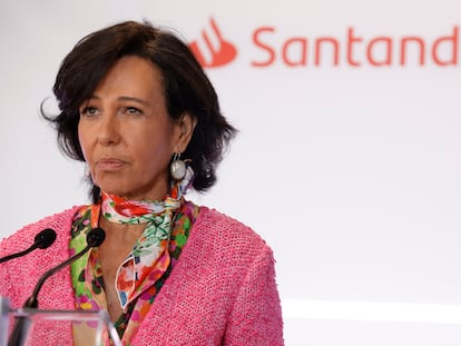 La presidenta del Banco Santander, Ana Botín, anuncia los resultados de la entidad en su sede en Boadilla del Monte (Madrid), este miércoles.