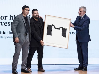 Los ganadores del premio de investigación, Juan José Martínez (izquierda) y Bryan Avelar, este martes en los premios Ortega y Gasset.