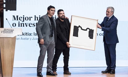Los ganadores del premio de investigación, Juan José Martínez (izquierda) y Bryan Avelar, este martes en los premios Ortega y Gasset.