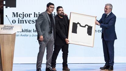 Los ganadores del premio de investigación, Juan José Martínez (izquierda) y Bryan Avelar, este martes en los premios Ortega y Gasset.