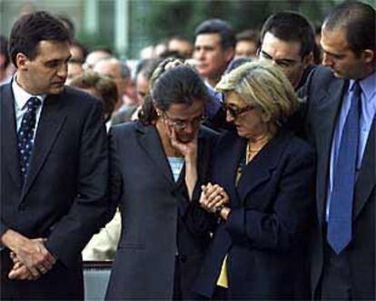 La viuda del general Justo Oreja, rodeada de sus hijos, durante el funeral.