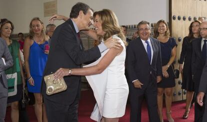 Zapatero saluda a Susana Díaz antes de tomar posesión como presidenta de la Junta de Andalucía.