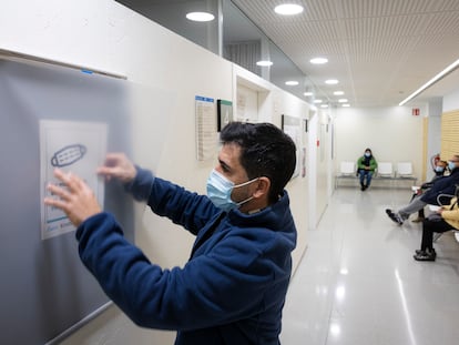 Cataluña implanta la mascarilla obligatoria en centros sanitarios