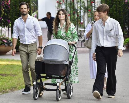 La familia de Carlos Felipe y Sofía de Suecia es ya numerosa: en marzo dieron la bienvenida a su tercer hijo, Julian Herbert Folke. No será alteza real, pero sí ocupará el séptimo puesto en la línea de sucesión al trono y recibirá el ducado de Halland. Fue la oficina de la Casa Real sueca quien dio la buena nueva a través de un comunicado oficial. “La Oficina del Mariscal del Reino se complace en anunciar que Su Alteza Real la Princesa Sofía, el viernes 26 de marzo de 2021 a las 11.19, dio a luz a un hijo sano y próspero en el Hospital Danderyd", rezaba el anuncio.