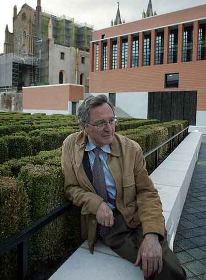 Rafael Moneo posa en el exterior del Museo del Prado.