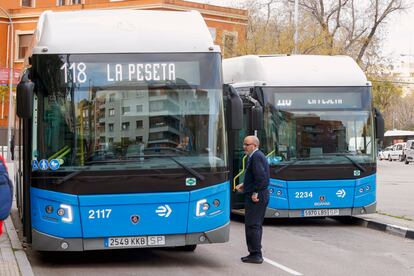Dos autobuses urbanos de la EMT de Madrid. 