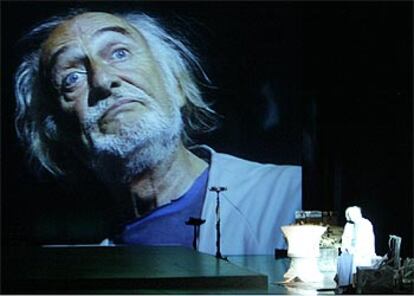 Héctor Alterio, en vivo y en la pantalla del teatro Albéniz, en <i>Yo, Claudio,</i> dirigido por José Carlos Plaza.