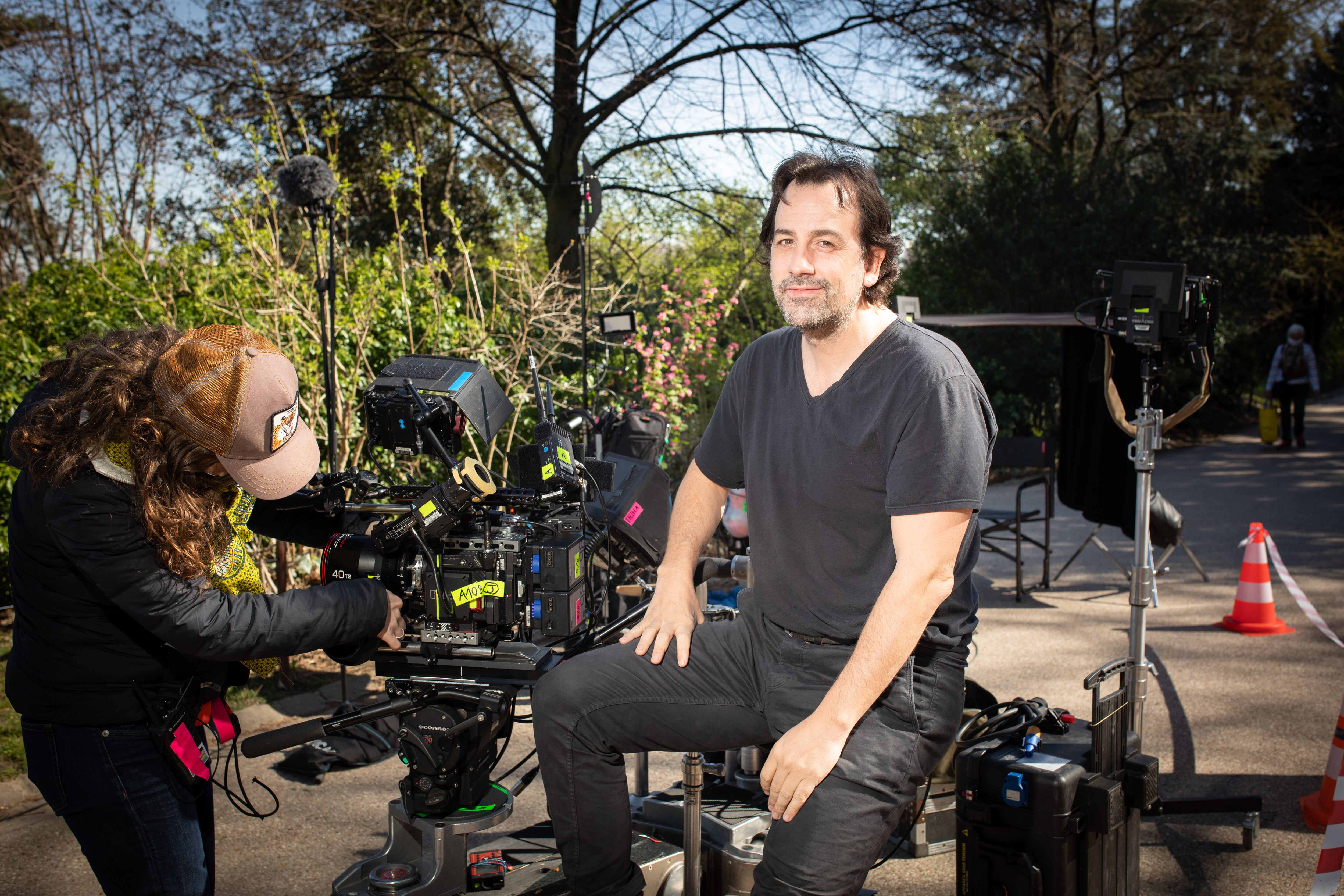 El director Isaki Lacuesta, esta semana en el rodaje de la película, en el parque Buttes-Chaumont de París.