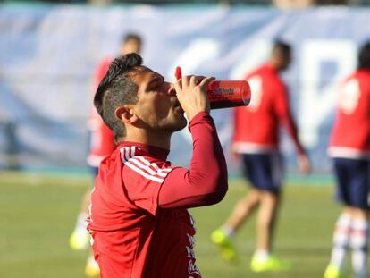 Roque Santa Cruz bebe durante un entrenamiento.