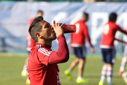 Roque Santa Cruz bebe durante un entrenamiento.