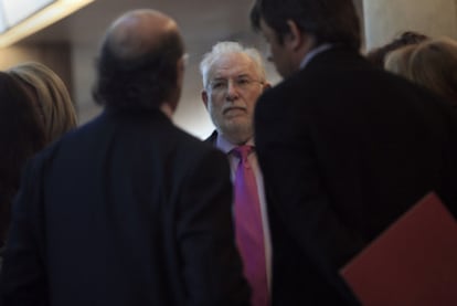 Carlos Berzosa, rector de la Complutense, tras una comparecencia en la Asamblea de Madrid.