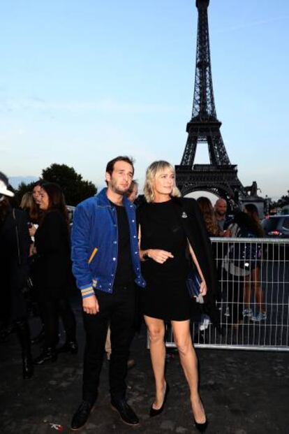 La actriz Robin Wright y su hijo Hopper Jack Penn, a su llegada al desfile de este martes de Saint Laurent en París.