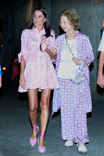 Fue una de las imágenes del verano 2022. La reina Sofía y la reina Letizia dando un paseo nocturno por las calles de Palma de Mallorca. El vestido corto estampado que combinó con alpargatas era de Zara y se agotó en horas. 
