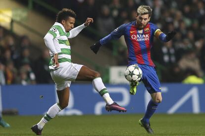Lionel Messi (derecha) se hace con el control del balón frente a Scott Sinclair del Celtic.