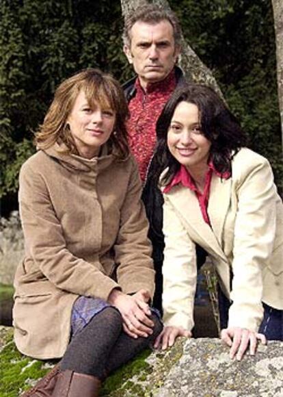 Emma Suárez (izquierda), Antonio Valero y Natalia Verbeke, protagonistas de <i>El pantano.</i>