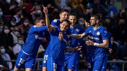 Ünai (centro), del Getafe, celebra con sus compañeros el gol ante el Real Madrid.